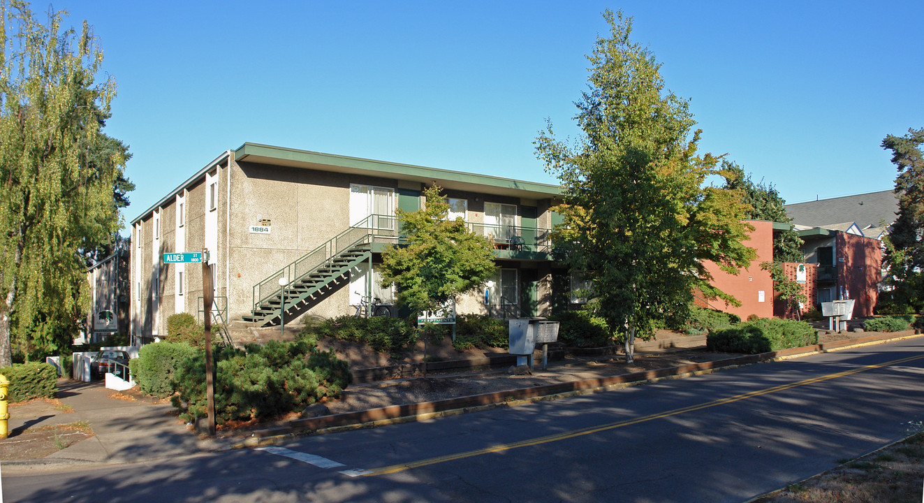 Alderwood Manor Apartments in Eugene, OR - Building Photo