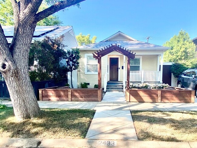 2433 Castro Way in Sacramento, CA - Building Photo - Building Photo