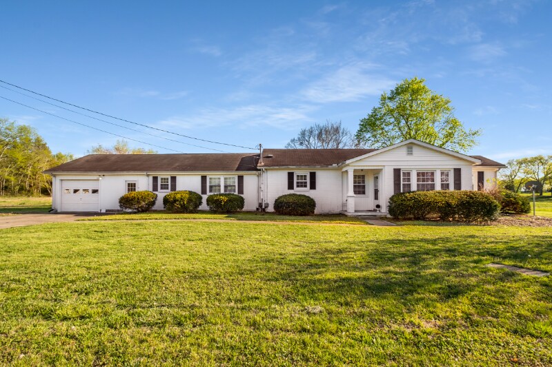 7172 Lascassas Pike in Lascassas, TN - Building Photo