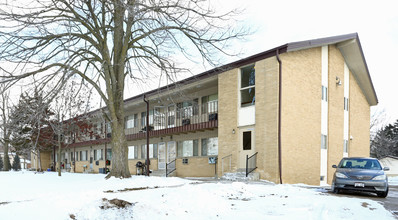 Parkside Apartments in Oconomowoc, WI - Building Photo - Building Photo