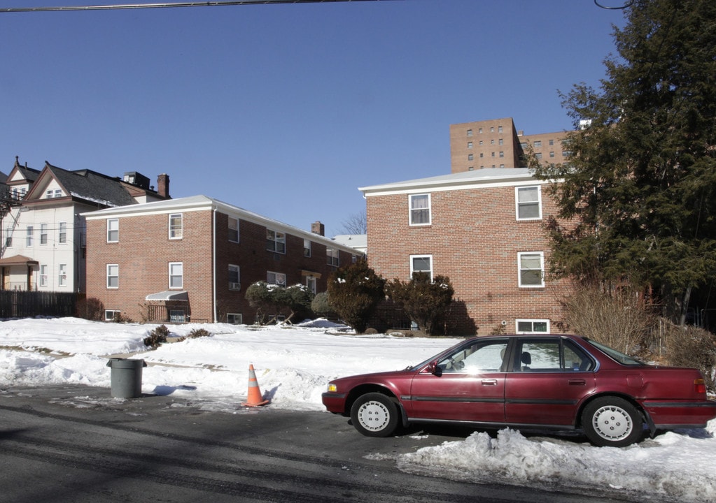 Oakwood Gardens in Elizabeth, NJ - Building Photo