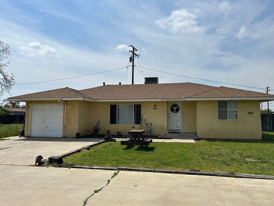 1241 W Putnam Ave in Porterville, CA - Building Photo