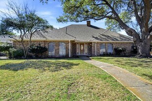 2212 Valcourt Dr in Plano, TX - Building Photo