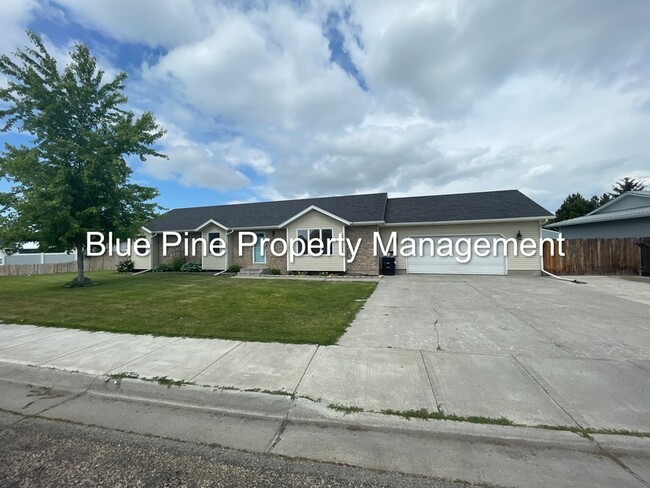property at 810 Tennis Ct Dr