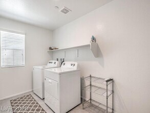 6130 Sinks Canyon Ave in Las Vegas, NV - Building Photo - Building Photo