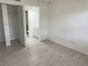 6061 Shaker Wood Cir in Tamarac, FL - Building Photo - Building Photo