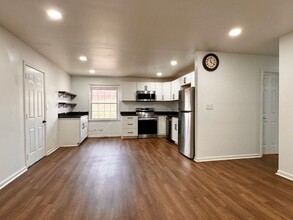 106 Camelot Dr in Charlottesville, VA - Foto de edificio - Building Photo