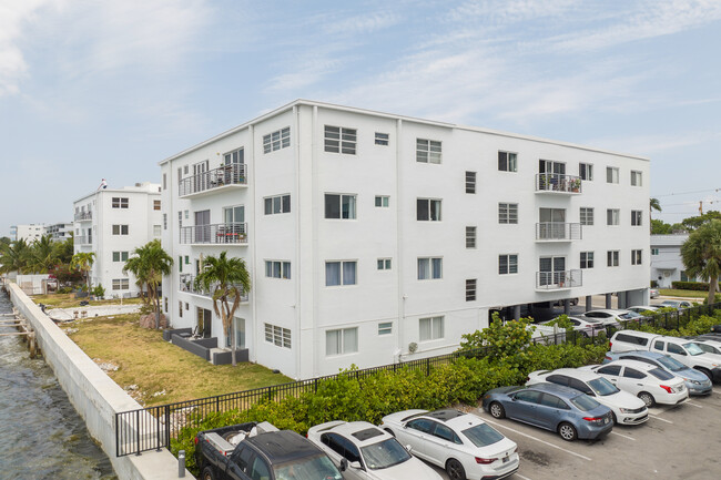 Treasure Bay Club in North Bay Village, FL - Building Photo - Building Photo