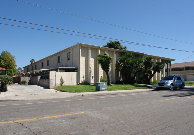 Helix Manor Townhomes in La Mesa, CA - Foto de edificio - Building Photo