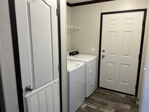 5192 Champagne Dr in Flint, MI - Building Photo - Building Photo