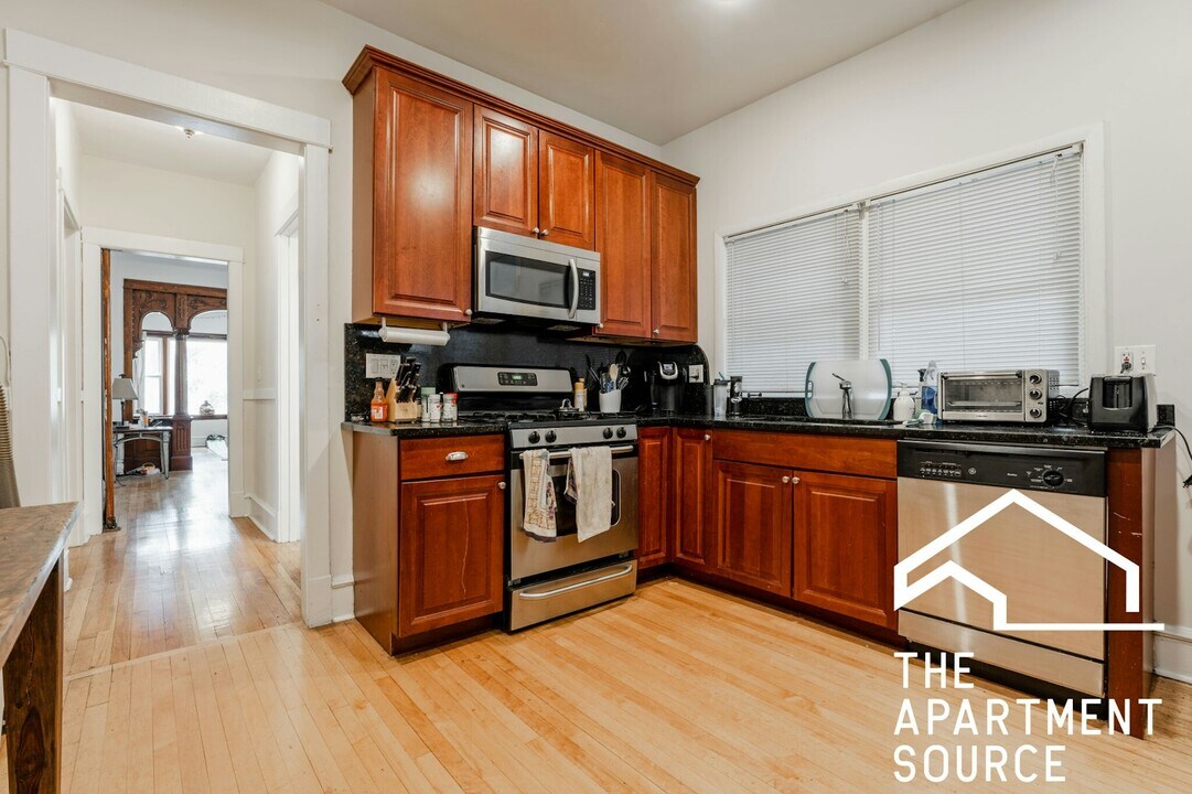 3010 N Greenview Ave in Chicago, IL - Building Photo