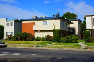 5709 Hazeltine Ave in Van Nuys, CA - Foto de edificio - Building Photo