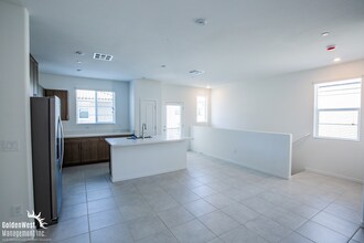 5765 CRENELLATED St in Las Vegas, NV - Foto de edificio - Building Photo
