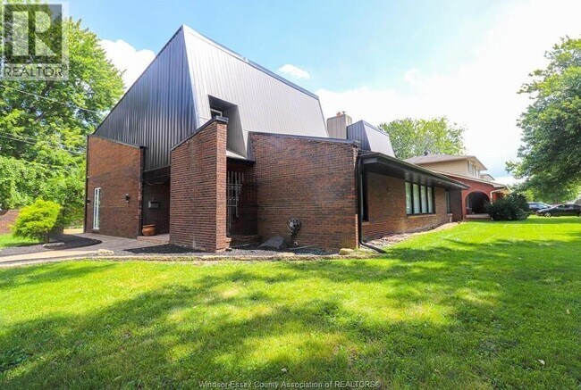 3710 Dougall Ave in Windsor, ON - Building Photo - Building Photo