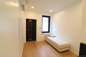 6656 Saunders St in New York, NY - Building Photo - Building Photo
