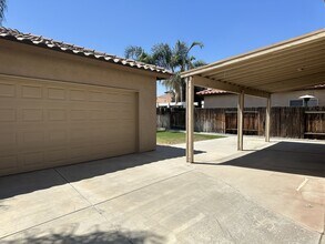 229 Villa Elegante Dr in Bakersfield, CA - Building Photo - Building Photo