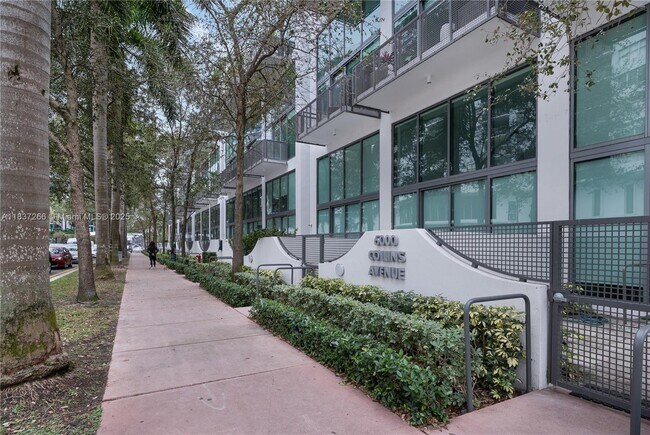 6000 Collins Ave, Unit 126 in Miami Beach, FL - Foto de edificio - Building Photo