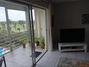 1425 Atlantic Shores Blvd in Hallandale Beach, FL - Building Photo - Building Photo