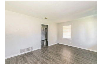 8312 Granis St in Dallas, TX - Building Photo - Building Photo