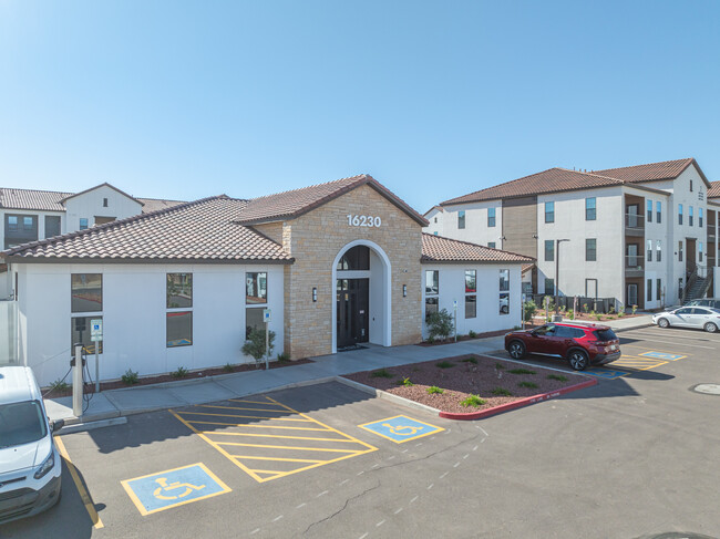 Alta Surprise in Surprise, AZ - Foto de edificio - Building Photo