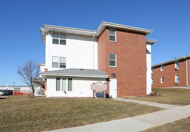 Sunset Heights Apartments in Waukesha, WI - Foto de edificio - Building Photo