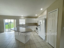 226 Magellan St in Ft. Myers, FL - Building Photo - Building Photo