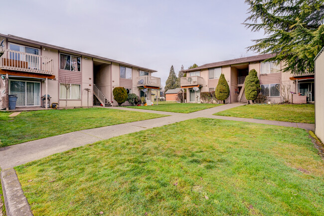 Pershing Rise Apartments in Mt Angel, OR - Foto de edificio - Building Photo