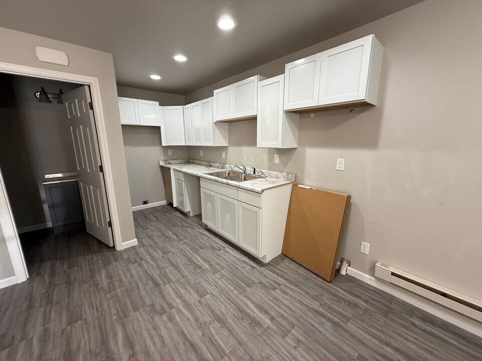 324 4th St NE in Watertown, SD - Building Photo