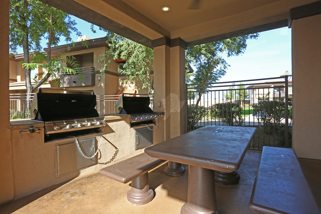 West Town Court in Phoenix, AZ - Building Photo