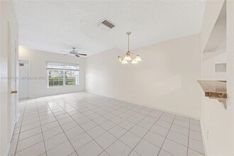 4 Key W Ct in Weston, FL - Building Photo - Building Photo