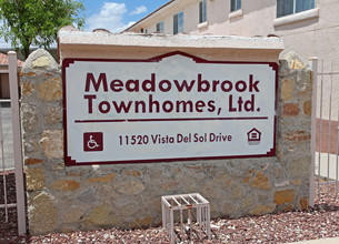 Meadowbrook Townhomes in El Paso, TX - Foto de edificio - Building Photo