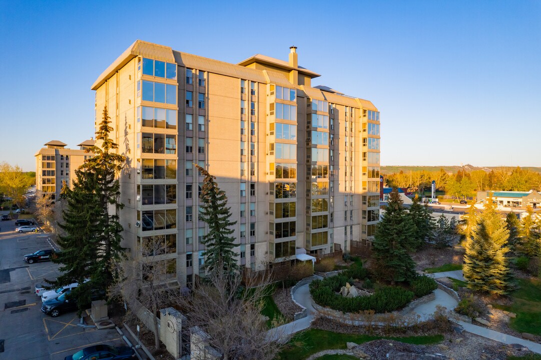 Varsity Towers in Calgary, AB - Building Photo