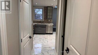 615 College St in Toronto, ON - Building Photo
