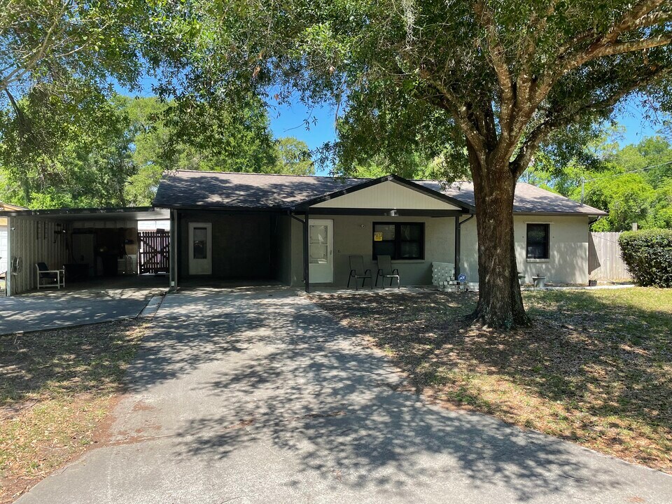 8049 Simmons St in Brooksville, FL - Building Photo