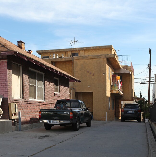 942-944 White Knoll Dr in Los Angeles, CA - Building Photo - Building Photo