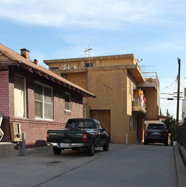 942-944 White Knoll Dr in Los Angeles, CA - Foto de edificio - Building Photo