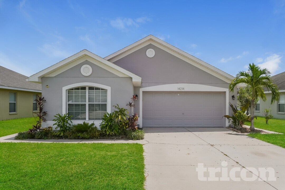 14214 Edinburgh Moor Dr in Wimauma, FL - Foto de edificio
