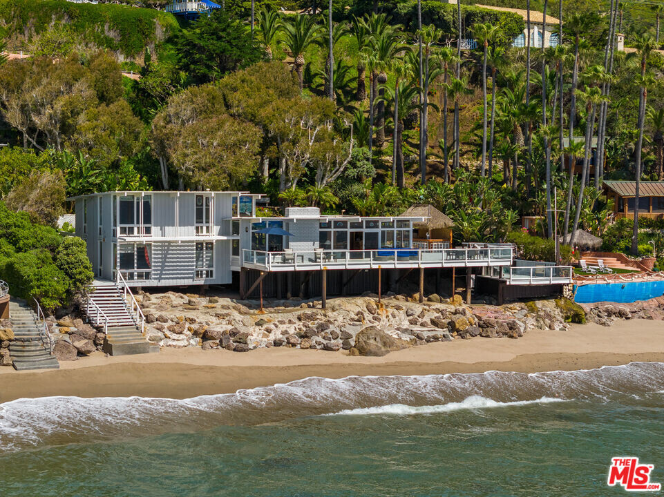 33600 Pacific Coast Hwy in Malibu, CA - Building Photo
