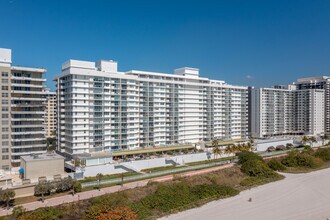 Pavillion Condo in Miami Beach, FL - Building Photo - Building Photo