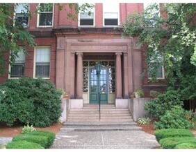 48 Forest St, Unit 106 in Medford, MA - Building Photo - Building Photo