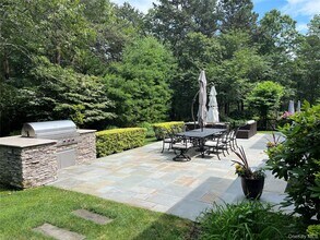 3 Cherry Blossom Ln in East Quogue, NY - Building Photo - Building Photo