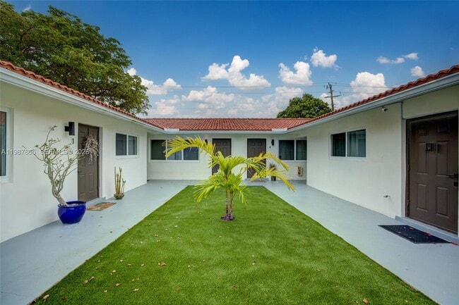 1750 NE 56th Ct in Fort Lauderdale, FL - Foto de edificio - Building Photo