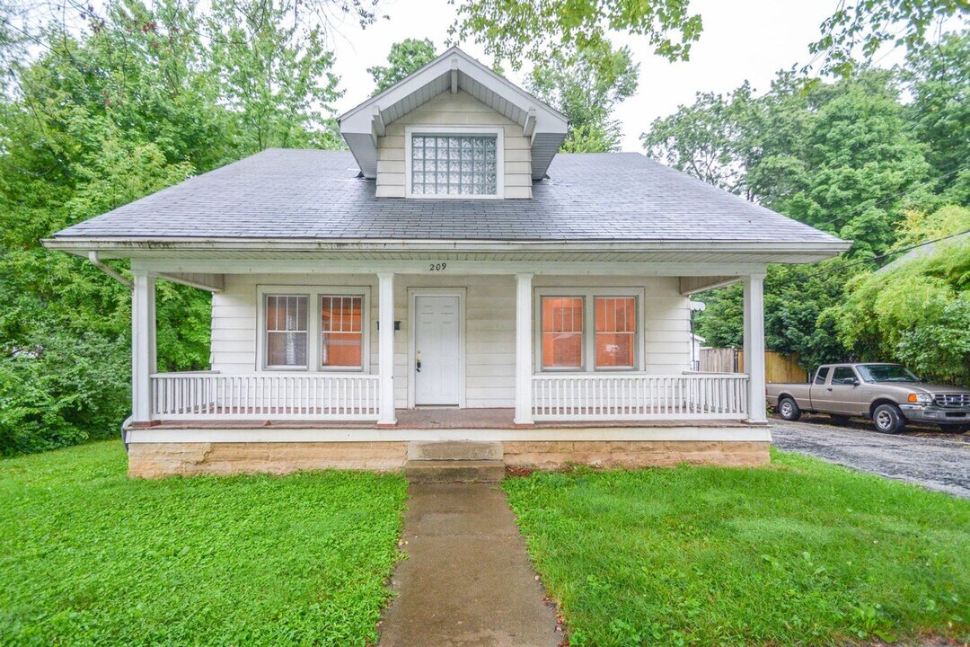 209 E 12th St in Bloomington, IN - Building Photo