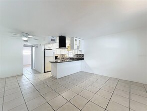 11705 3rd St E, Unit 6 in Treasure Island, FL - Foto de edificio - Building Photo