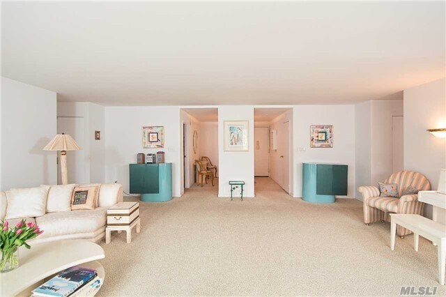 10 Canterbury Rd in Great Neck, NY - Building Photo - Building Photo