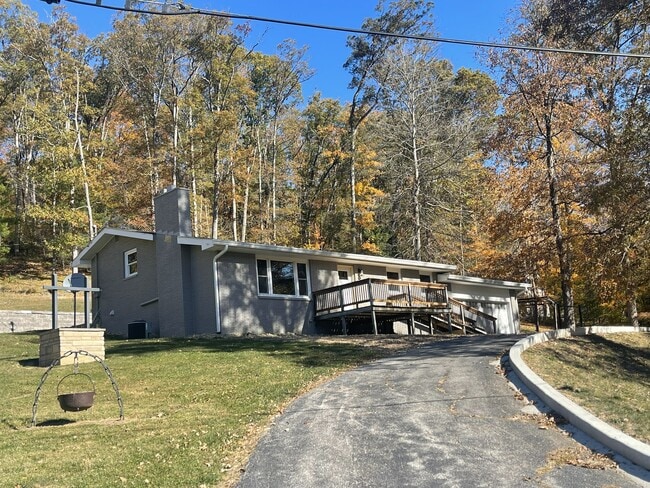 13932 W Old Nashville Rd in Columbus, IN - Foto de edificio - Building Photo