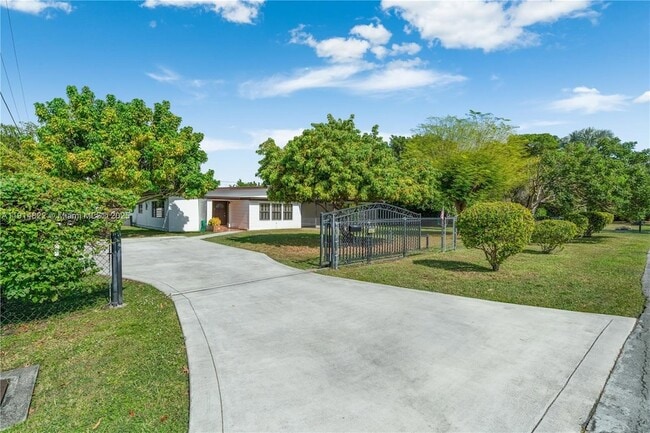 10621 SW 111th St in Miami, FL - Foto de edificio - Building Photo