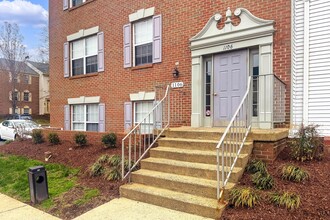 1106 Huntmaster Ter NE, Unit 301 in Leesburg, VA - Building Photo - Building Photo