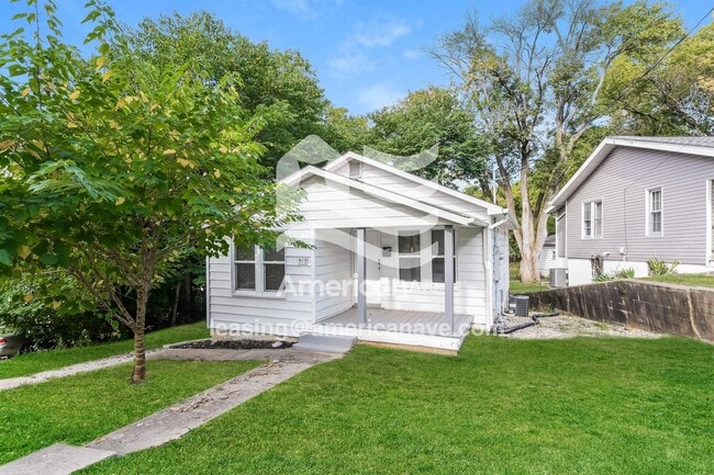 313 Locust St in Edwardsville, IL - Building Photo - Building Photo