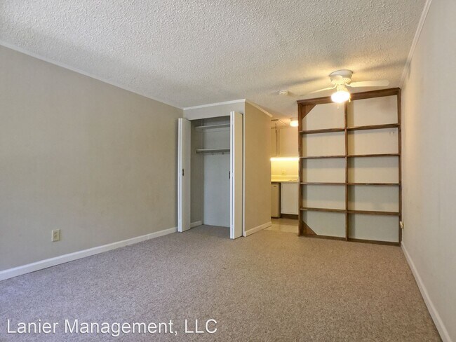 6815 Waters Ave in Savannah, GA - Foto de edificio - Building Photo